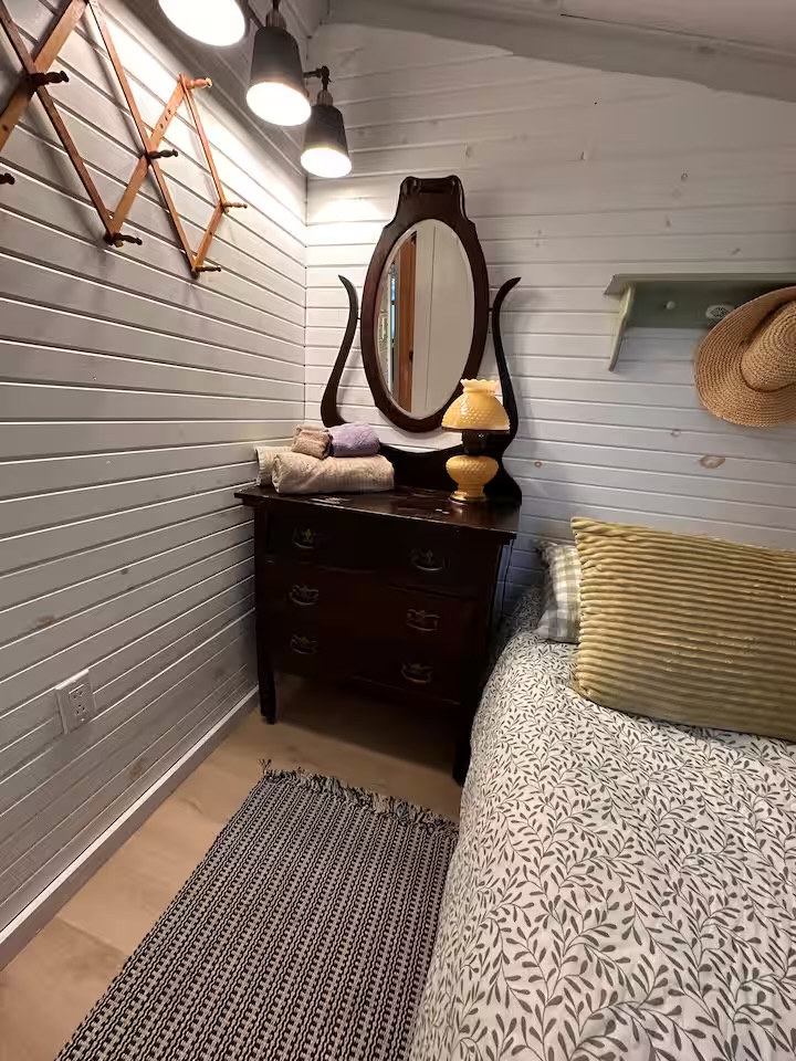 Bedroom dresser, towels, and mirror