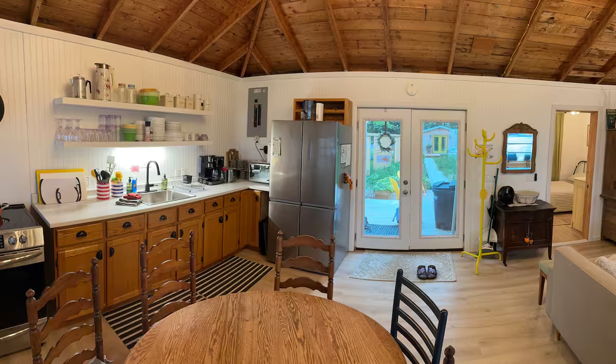 Fully equipped cottage kitchen and dining table